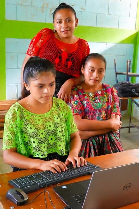 GirlsLearningComputing